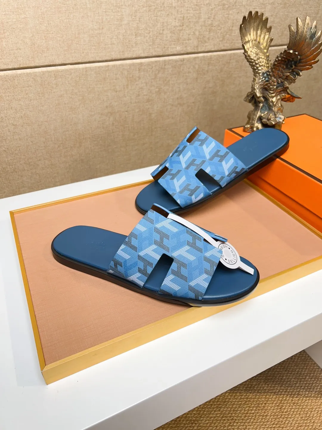 Men's clothing and shoes 💰280 💅💅💅 new arrival. Hermes Hermes official website latest counter synchronized new oran color leather H slippers, the original Paris version flew back to the original model and opened the mold to make it perfectly🍌The highest quality Sincerity, you can enter and leave the counter at will [Deyi] The upper is made of original customized  colored palm prints, crocodile print, ostrich print, colored cow leather, colored cow suede, 🤔 horse hair, 🥳 colored diamonds, 🥰 3D printing, and other genuine leather slippers, imported cow pattern foot pad lining, Italian  latest original genuine leather combination outsole Code number: 38-48 (customized at 46.47.48) Can be made into picture combination sole with genuine leather pattern and ordinary molded outsole